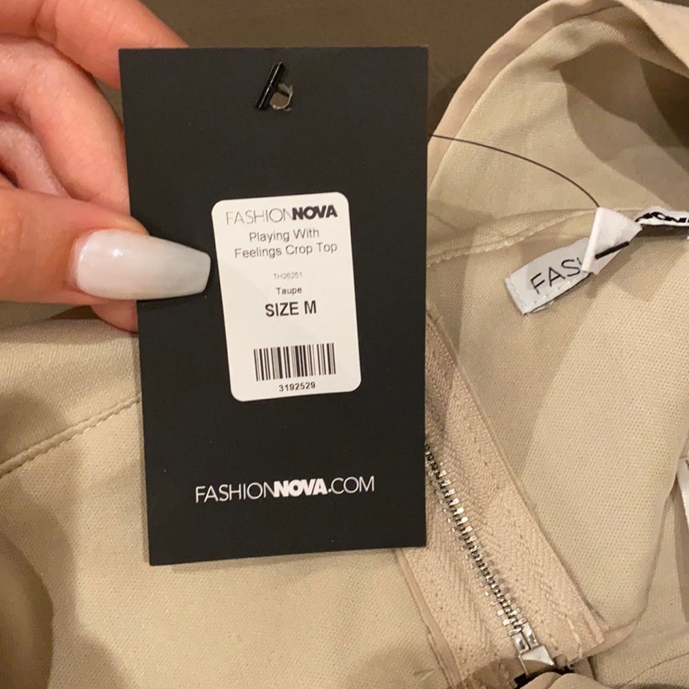NWT Fashion Nova women’s taupe plunge neck medium crop top - Picture 6 of 6